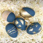 Huevos de Pascua pintados y"Cesta".
